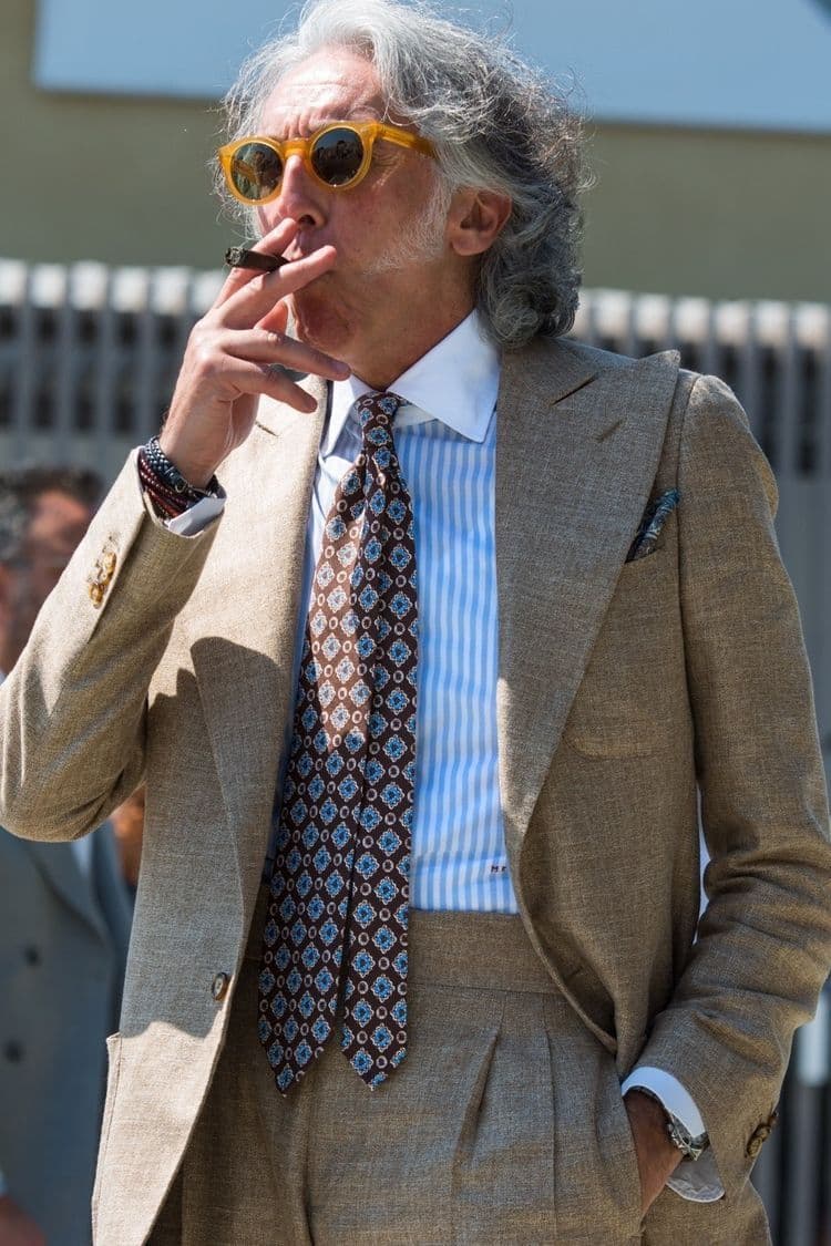 Linen suit with patterned tie