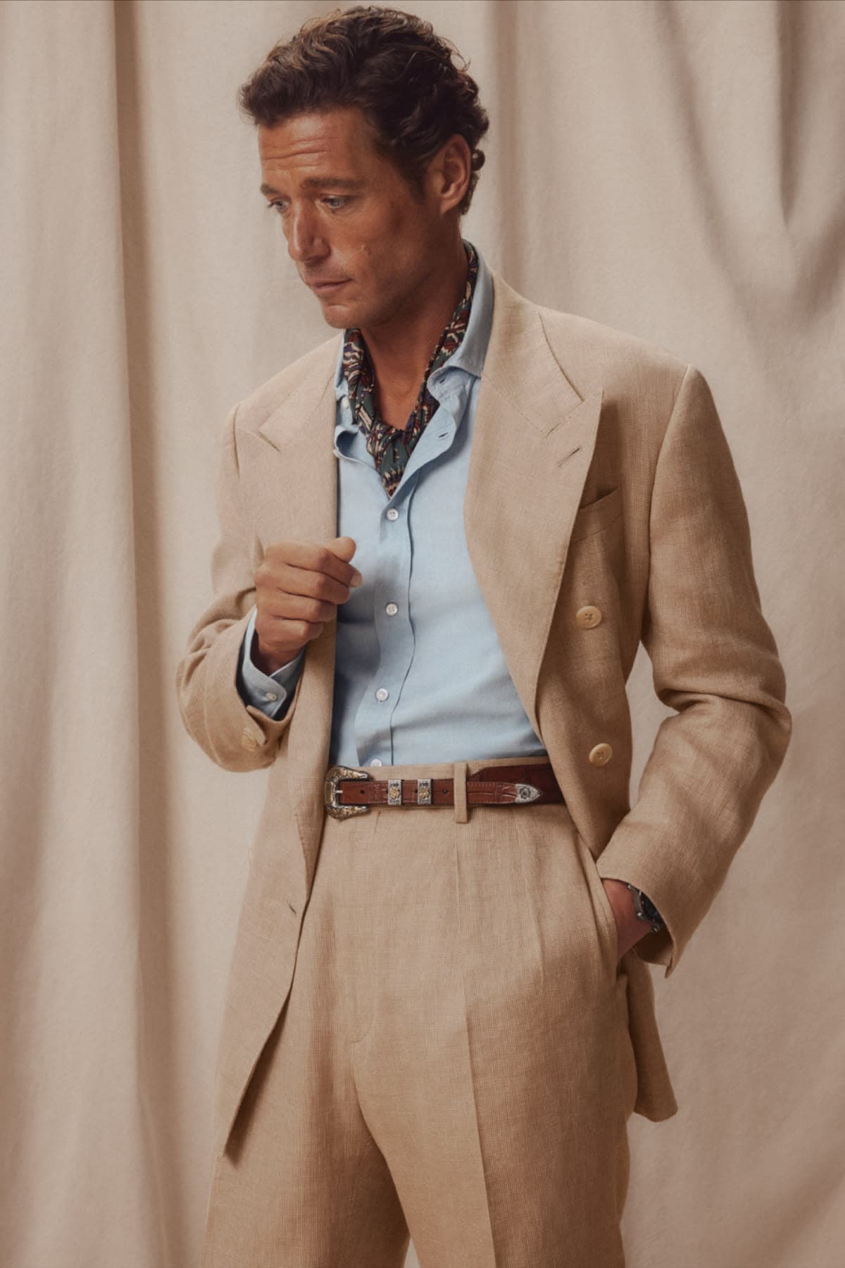 Scarf and linen look